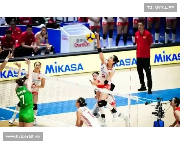 中国女排苦战加时赛全力拼搏 一分险胜逆袭对手决胜局拼劲十足