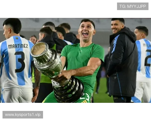 埃米・马丁内斯:足坛最具争议的门将挑衅与实力并存的传奇之路 埃米・马丁内斯:足坛最具争议的门将挑衅与实力并存的传奇之路