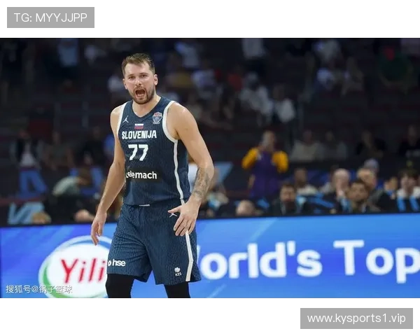 东契奇因四次犯规暂时下场休息球队面临挑战