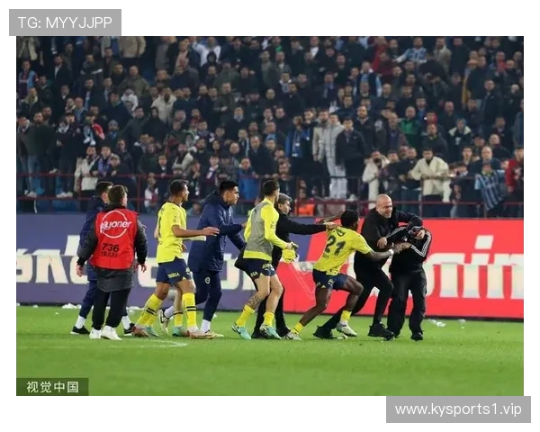 球迷骚乱中他淡定转发个人集锦高喊我回来了震惊全场引爆热议 球迷骚乱中他淡定转发个人集锦高喊我回来了震惊全场引爆热议